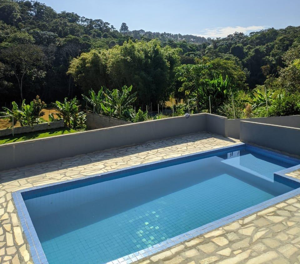 Piscina com vista para a mata
